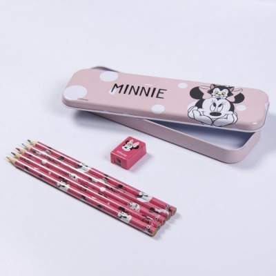 Estojo metálico cor-de-rosa com pontos brancos e imagem da Minnie, lápis e afia com padrão da Minnie