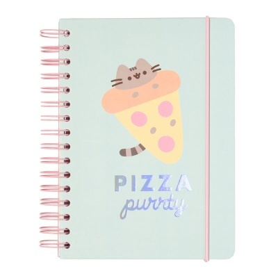 Caderno com capa azul claro, espiral cor-de-rosa, elástico cor-de-rosa, gato dentro de fatia de pizza e texto 'PIZZA purrty'.