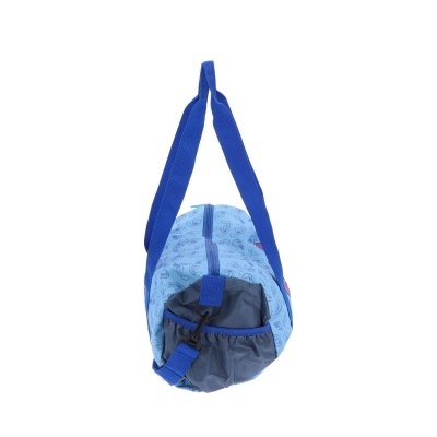 Mala desportiva azul clara com alças azuis escuras e bolso cinzento