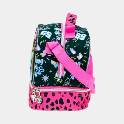 Mochila preta e rosa com padrão de manchas e texto colorido