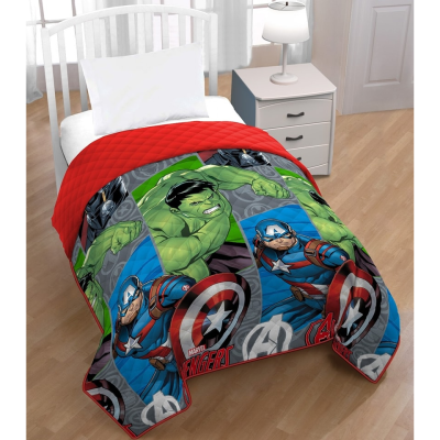 Colcha dos Avengers com Hulk e Capitão América numa cama branca ao lado de mesa de cabeceira