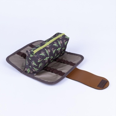 Estojo organizador aberto com bolso estampado e interior cinzento com elásticos
