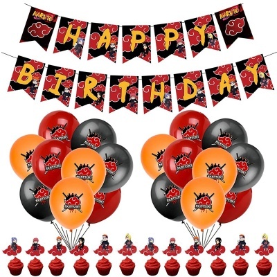 Decoração de festa de aniversário com bandeirolas, balões coloridos e figuras de personagens de anime