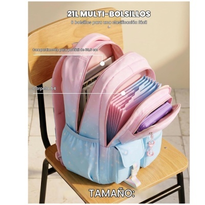 Mochila rosa e azul com vários bolsos aberta numa cadeira de madeira