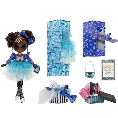 Boneca com roupa azul e roxa, acessórios e embalagens decoradas em tons de azul