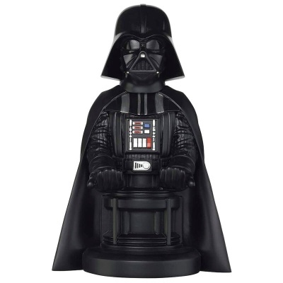 Figura de Darth Vader com capacete e capa pretos segurando tambor.
