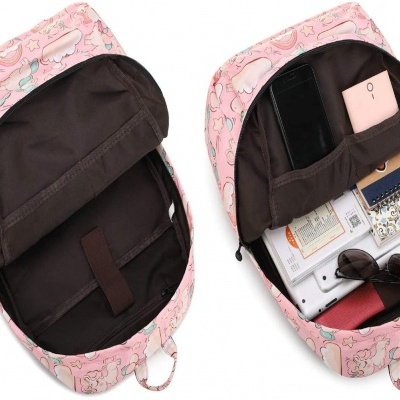 Mochila pequena rosa com padrões de gatinhos, vista interior vazia e cheia de objetos