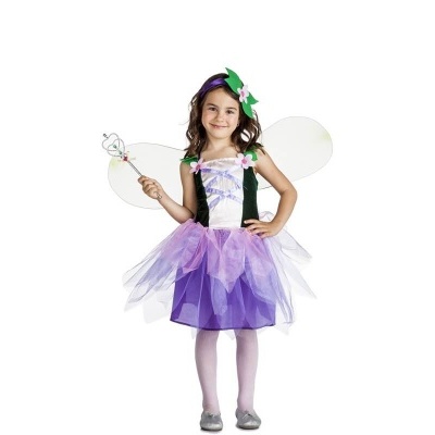 Menina com fantasia de fada em tons lilás e roxo com asas brancas e varinha de estrela