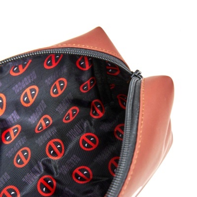 Necessaire em pele castanha com fecho preto e interior estampado do Deadpool