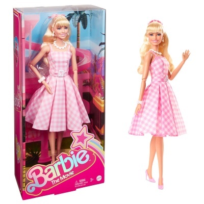 Boneca Barbie com vestido rosa e branco em padrão xadrez em caixa colorida