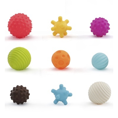 nove bolas coloridas com texturas variadas sobre fundo branco