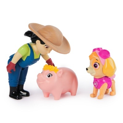 Três brinquedos de plástico: personagem com chapéu, porquinho rosa e cão amarelo com peitoral cor-de-rosa
