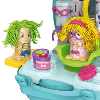 Brinquedos de figuras infantis coloridas com cabelos texturizados e acessórios em base de plástico azul e amarela
