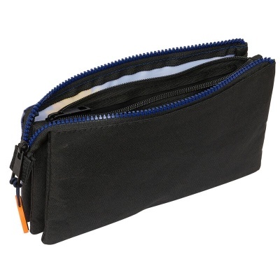 Estojo preto com fecho azul e detalhes em laranja