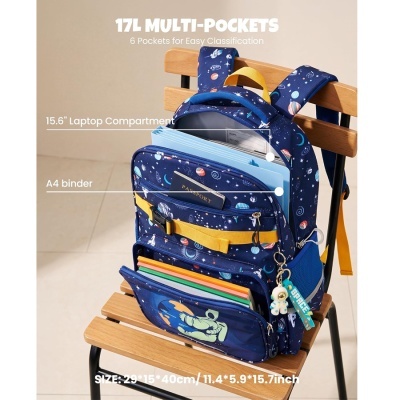 Mochila azul com padrão espacial, vários bolsos e chaveiro de astronauta