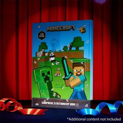 Caixa de surpresa Minecraft com personagens pixelizados e fitas decorativas