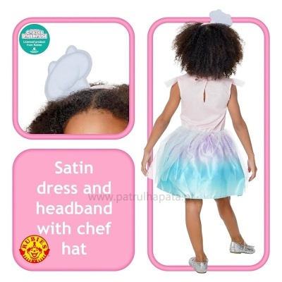 Criança de costas com vestido de cetim colorido e faixa de cabelo com chapéu de chefe