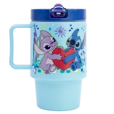Caneca azul clara com tampa roxa e personagens Stitch e Angel segurando coração vermelho