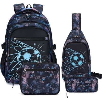 Conjunto de mochila escolar com padrão camuflado e desenho de bola de futebol.