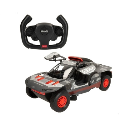 Carrinho de controle remoto Audi cinza e vermelho com comando preto.