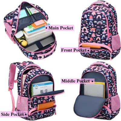 Mochila azul escura com padrão de arco-íris e elefantes rosa, vários bolsos abertos a mostrar conteúdos