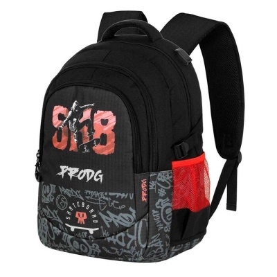 Mochila preta e cinza com grafitis, bolso lateral vermelho em rede e texto 318 FRODG