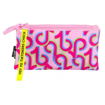 Estojo escolar colorido com padrão geométrico e etiqueta amarela