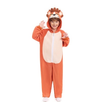 Criança com macacão de leão laranja e bege.