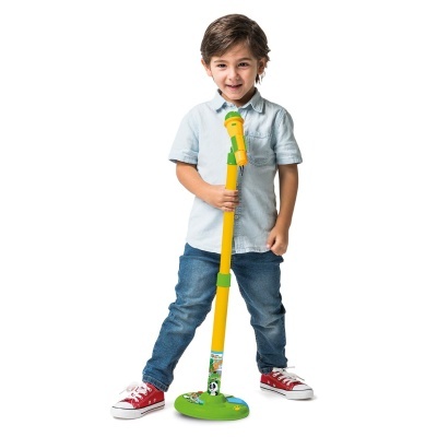 Criança com microfone amarelo e verde sobre fundo branco