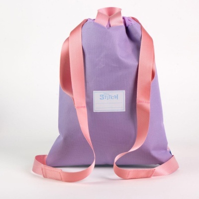 Mochila saco lilás com alças rosa e etiqueta STITCH