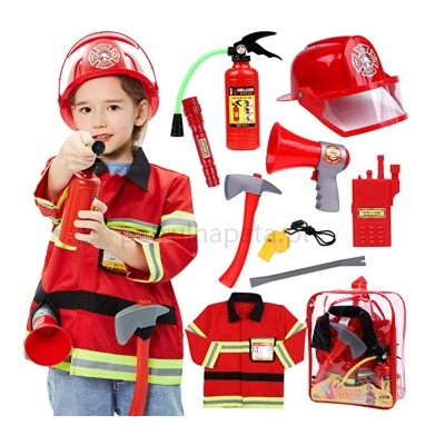 Conjunto infantil de bombeiro com acessórios e vestuário vermelho e amarelo.