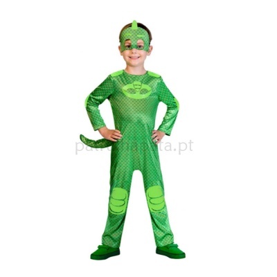 Criança com disfarce verde de personagem com máscara e cauda