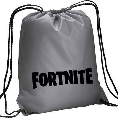 Saco mochila cinzento com cordões pretos e texto FORTNITE preto