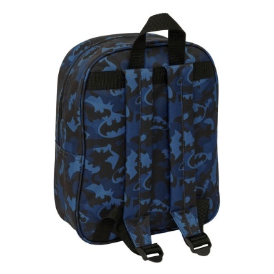 Mochila azul e preta com padrão de morcegos vista das costas