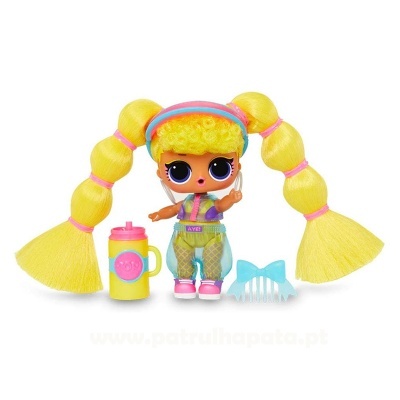 Boneca com cabelo amarelo comprido e acessórios coloridos