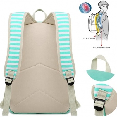 Mochila bege com alças azuis e brancas às riscas