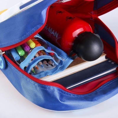Mochila azul aberta com material escolar e garrafa Spider-Man