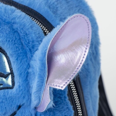 Mochila azul de peluche com orelha cor de rosa e fecho preto
