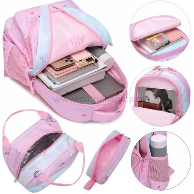 Mochila cor-de-rosa com padrões coloridos e múltiplos compartimentos abertos