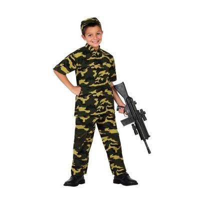 Criança vestida com fato de camuflado segurando réplica de arma preta