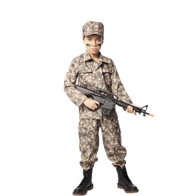 Criança com fato de camuflagem e rifle de brinquedo