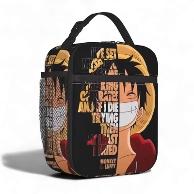 Mochila pequena com ilustração de Monkey D. Luffy e texto na frente.