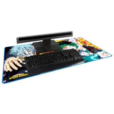 Tapete de rato grande colorido com personagens do anime My Hero Academia e teclado preto sobre ele