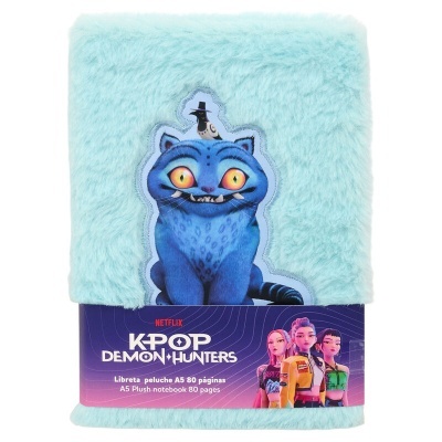 Caderno A5 peluche azul claro com imagem de gato azul e personagens femininas na faixa roxa