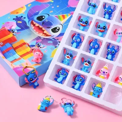 Miniaturas de personagens Stitch em caixa e tabuleiro branco sobre superfície rosa