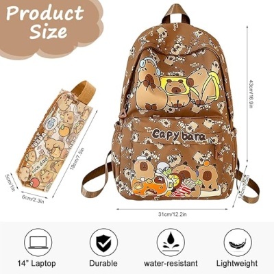 Mochila castanha com padrão de ursos animados, texto capybara, e pequena bolsa correspondente
