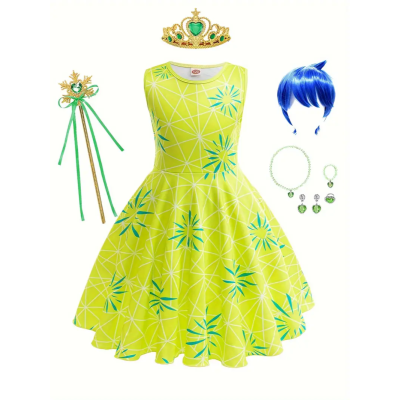 Conjunto infantil com vestido amarelo esverdeado e acessórios verdes e azuis