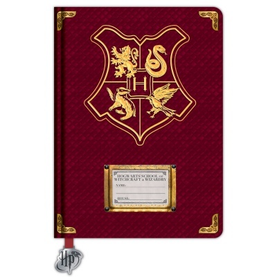 Caderno vermelho com brasão dourado e etiqueta Hogwarts