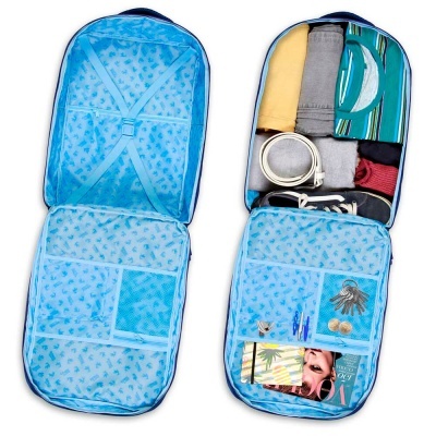 Duas bolsas organizadoras de viagem azuis claras abertas, uma contendo roupas e acessórios organizados.