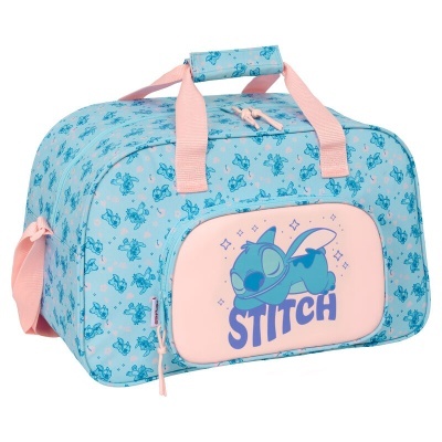 Mala de viagem azul clara com padrão da personagem Stitch e bolso frontal rosa com imagem do Stitch a dormir